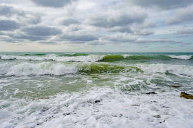Güçlü bir rüzgar dalgaların kıyıya Karadeniz üzerinde rulo.