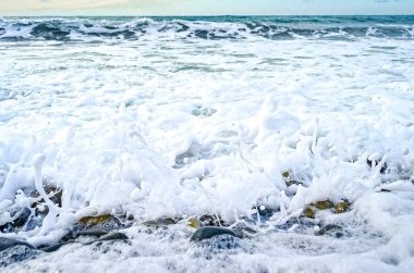 Güçlü bir rüzgar dalgaların kıyıya Karadeniz üzerinde rulo.