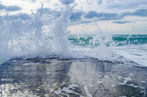 Onda Salpicante Mar Negro Dia Ensolarado — Fotografia de Stock
