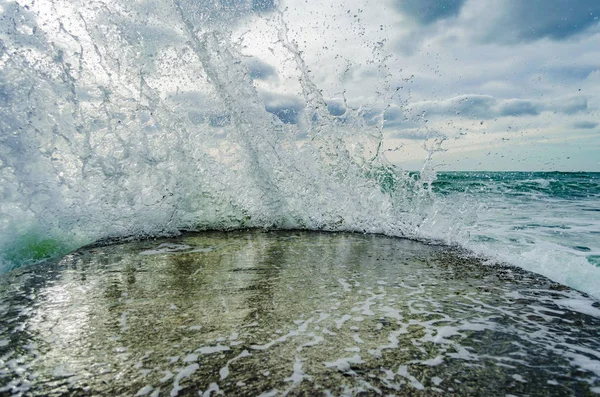 Plusk Fal Morzu Czarnym Słoneczny Dzień — Zdjęcie stockowe