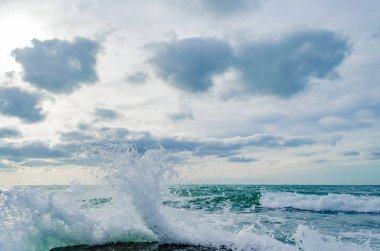 Güneşli bir günde dalga Karadeniz üzerinde sıçramasına.