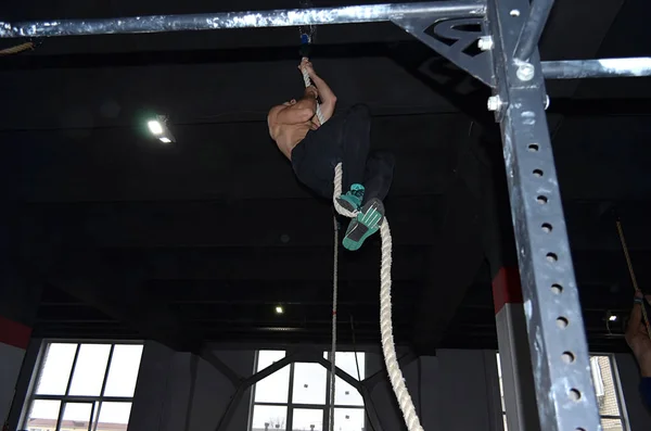 Crossfit Athlete Climbing Rope Gym — Stock Photo, Image