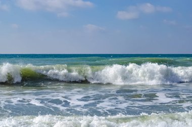 Dalga Karadeniz üzerinde günde sıçramasına.