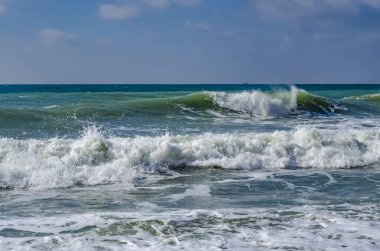 Dalga Karadeniz üzerinde günde sıçramasına.