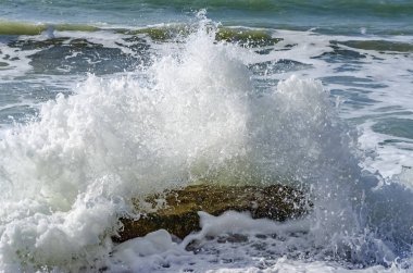 Dalga Karadeniz üzerinde günde sıçramasına.