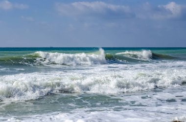 Dalga Karadeniz üzerinde günde sıçramasına.
