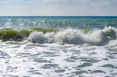 Dalga Karadeniz üzerinde günde sıçramasına.
