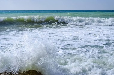 Dalga Karadeniz üzerinde günde sıçramasına.