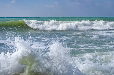 Dalga Karadeniz üzerinde günde sıçramasına.