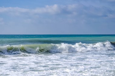 Dalga Karadeniz üzerinde günde sıçramasına.