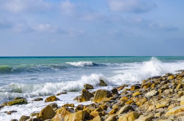 Dalga Karadeniz üzerinde günde sıçramasına.