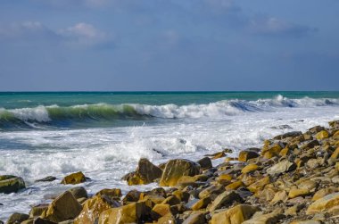 Dalga Karadeniz üzerinde günde sıçramasına.