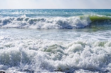Dalga Karadeniz üzerinde günde sıçramasına.