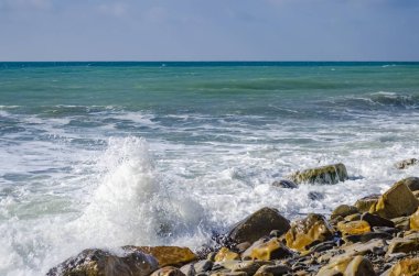Dalga Karadeniz üzerinde günde sıçramasına.