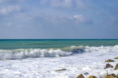 Dalga Karadeniz üzerinde günde sıçramasına.