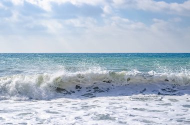 Dalga Karadeniz üzerinde günde sıçramasına.