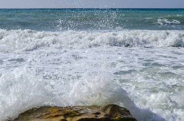 Dalga Karadeniz üzerinde günde sıçramasına.