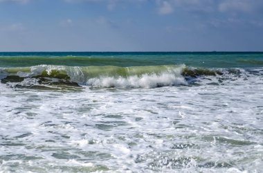 Dalga Karadeniz üzerinde günde sıçramasına.