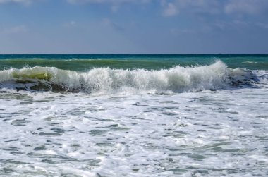 Dalga Karadeniz üzerinde günde sıçramasına.