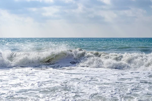 Plätschernde Welle Tag Auf Dem Schwarzen Meer lizenzfreie Stockfotos