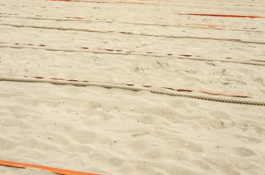 Plajda spor için hazırlanan kum.
