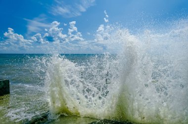 Dalga Karadeniz üzerinde sıçramasına.