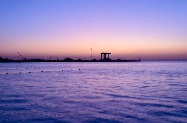 Mar cais com iates e barcos à noite ao pôr do sol em Anapa — Fotografia de Stock