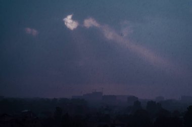 Şehrin Anapa gökyüzünden ve yağmurla gökyüzünün manzarası.
