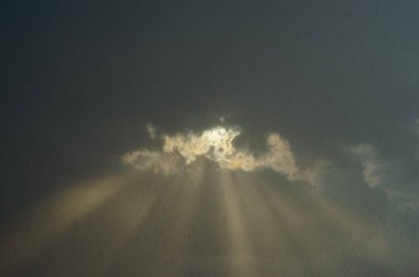 gri gökyüzünde ışık ışınları