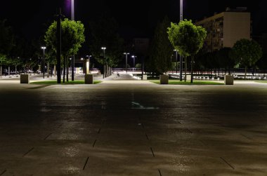 Aydınlatma ve yürüyüş yolları ile gece park. Krasnodar Parkı.