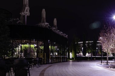 Park'ın yürüyüş alanında geceleri kafe. Krasnodar Parkı.