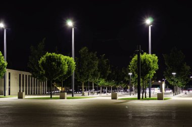 Parkta fenerlerle aydınlatılan yürüyüş yolu. Krasnodar Parkı.