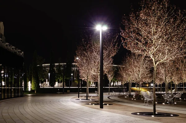 Park'ın yürüyüş alanında geceleri kafe. Krasnodar Parkı.