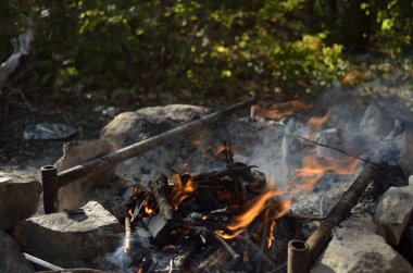 Ormandaki şenlik ateşi, kömür ve taşlar.