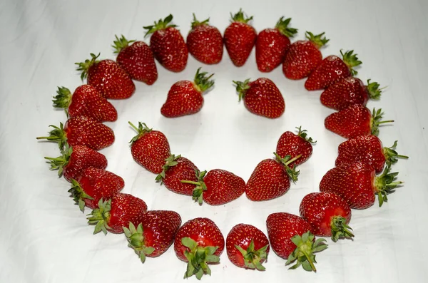 Rijpe Aardbeien Bessen Zijn Gelegd Een Witte Achtergrond Vorm Van — Stockfoto
