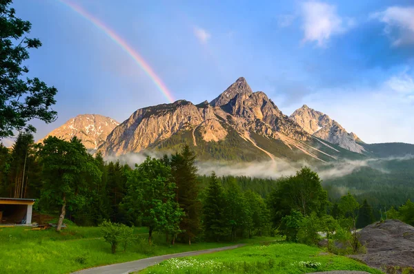 Arc-en-ciel sur l'Ehrwalder Sonnenspitze dans les Alpes - Ehrwald, Tyrol, Autriche — Photo