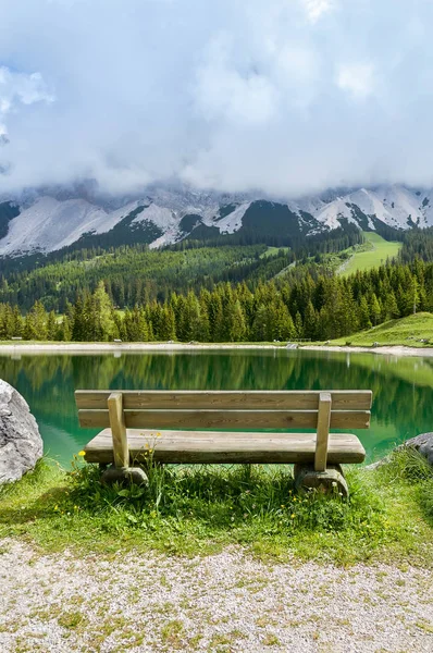 Tezgah yakın Almsee göl Alps dağlarda - Tyrol, Avusturya