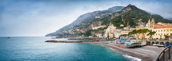Amalfi, Italië - Panorama van de stad aan de kust van Amalfi — Stockfoto