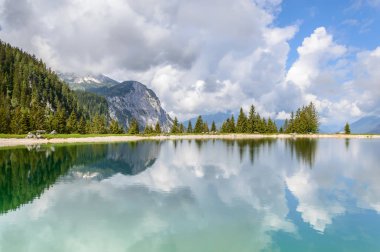 Ehrwalder Almsee - Alps, Tyrol, Avusturya için güzel dağ Gölü