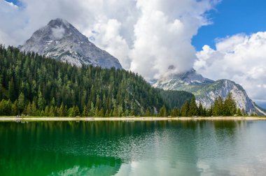 Ehrwalder Almsee - Alps, Tyrol, Avusturya için güzel dağ Gölü