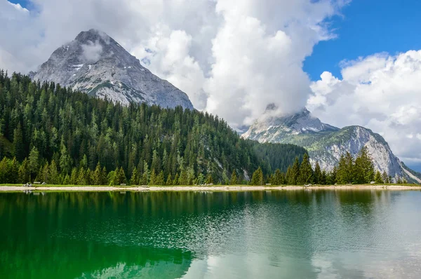 Ehrwalder Almsee - Alps, Tyrol, Avusturya için güzel dağ Gölü