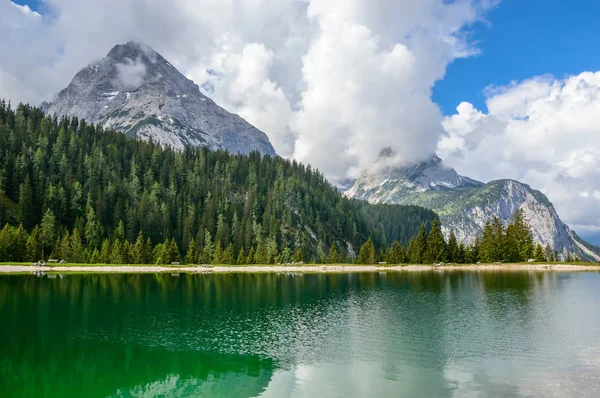 Ehrwalder Almsee - όμορφο βουνό λίμνη στις Άλπεις, Τιρόλο, Αυστρία — Φωτογραφία Αρχείου