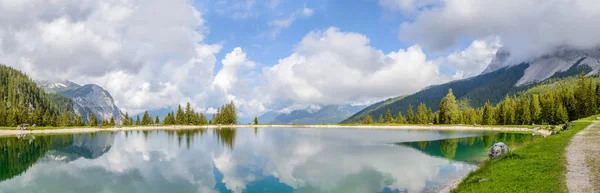 Ehrwalder Almsee - Alps, Tyrol, Avusturya için dağ gölü. Panoramik görünüm