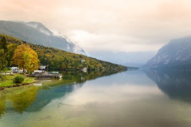 Güzel göl Bohinj erken güz, Slovenya