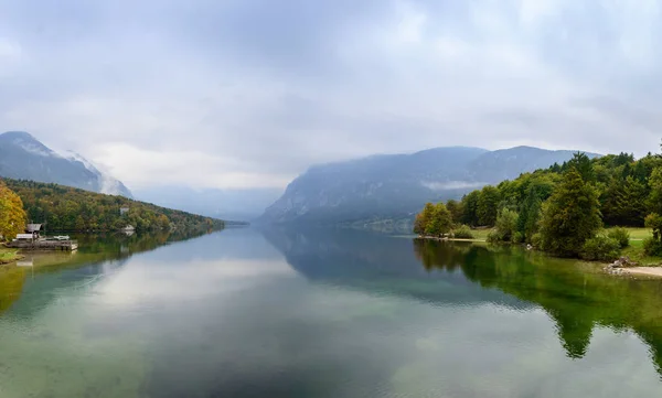 Όμορφη λίμνη Bohinj στις αρχές του φθινοπώρου, Σλοβενία — Φωτογραφία Αρχείου
