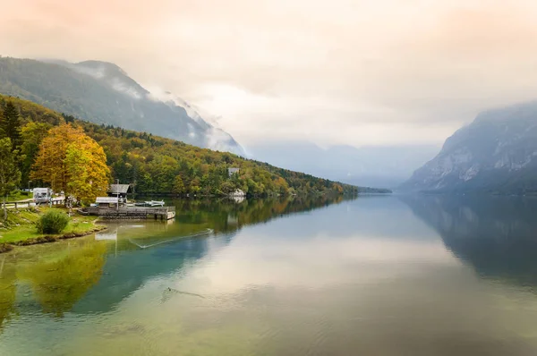 Vackra sjön Bohinj tidigt på hösten, Slovenien — Stockfoto