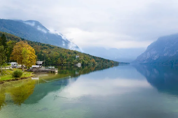 Όμορφη λίμνη Bohinj στις αρχές του φθινοπώρου, Σλοβενία — Φωτογραφία Αρχείου