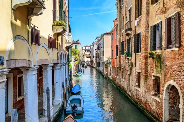 Venedik, İtalya: doğal kanal renkli binalar ve tekneler