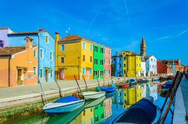 Kanal Burano adası, Venedik, İtalya yakın renkli evleri.
