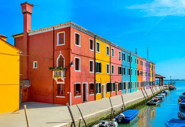 Case colorate vicino al canale sull'isola di Burano, Venezia, Italia . — Foto Stock